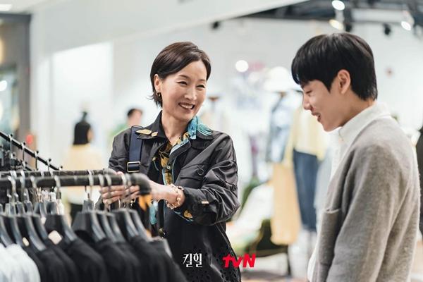 Mẹ quyền lực của Lee Min Ho ở Vườn Sao Băng: 60 tuổi vẫn siêu sang chảnh-3