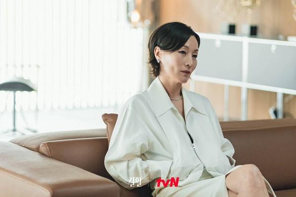 Mẹ quyền lực của Lee Min Ho ở Vườn Sao Băng: 60 tuổi vẫn siêu sang chảnh-5