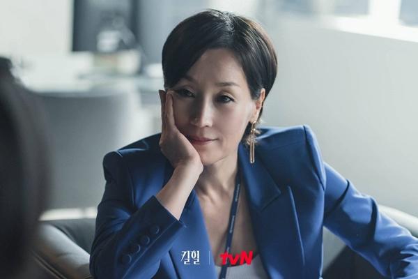 Mẹ quyền lực của Lee Min Ho ở Vườn Sao Băng: 60 tuổi vẫn siêu sang chảnh-6