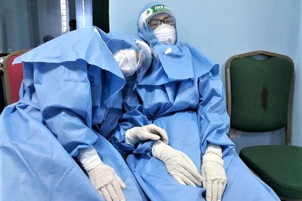 Trong 1 năm rưỡi có gần 9.400 nhân viên y tế xin thôi việc, bỏ việc-1