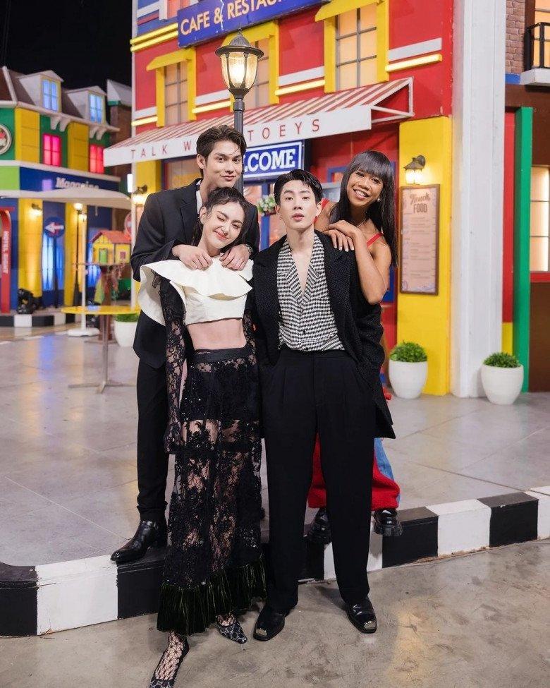 Mặc giống hệt Hà Hồ, Mai Davika để lộ body da bọc xương-2