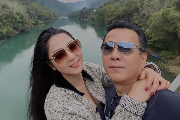 Vua cá Koi được vợ mới phục vụ chân tơ kẽ tóc tại Mỹ-8