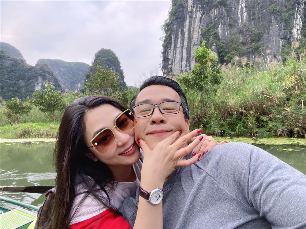 Vua cá Koi khóa môi Hà Thanh Xuân ngại gì chốn đông người-2