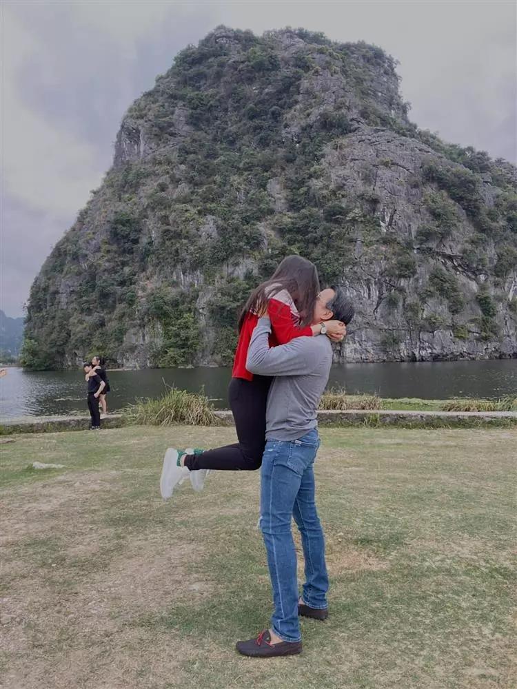 Vua cá Koi khóa môi Hà Thanh Xuân ngại gì chốn đông người-8