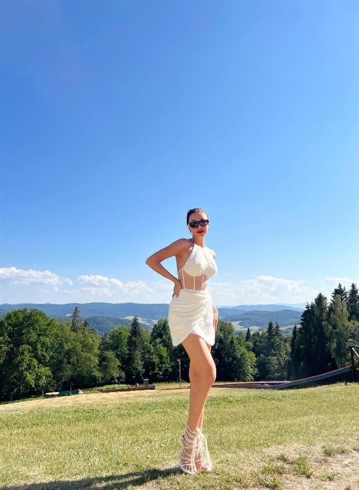 Kim Duyên lạc quẻ đi giày cao gót 10cm leo núi ở Hoa hậu Siêu quốc gia-2