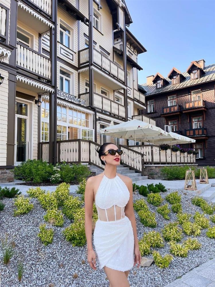 Kim Duyên lạc quẻ đi giày cao gót 10cm leo núi ở Hoa hậu Siêu quốc gia-5