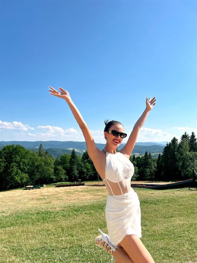 Kim Duyên lạc quẻ đi giày cao gót 10cm leo núi ở Hoa hậu Siêu quốc gia-4