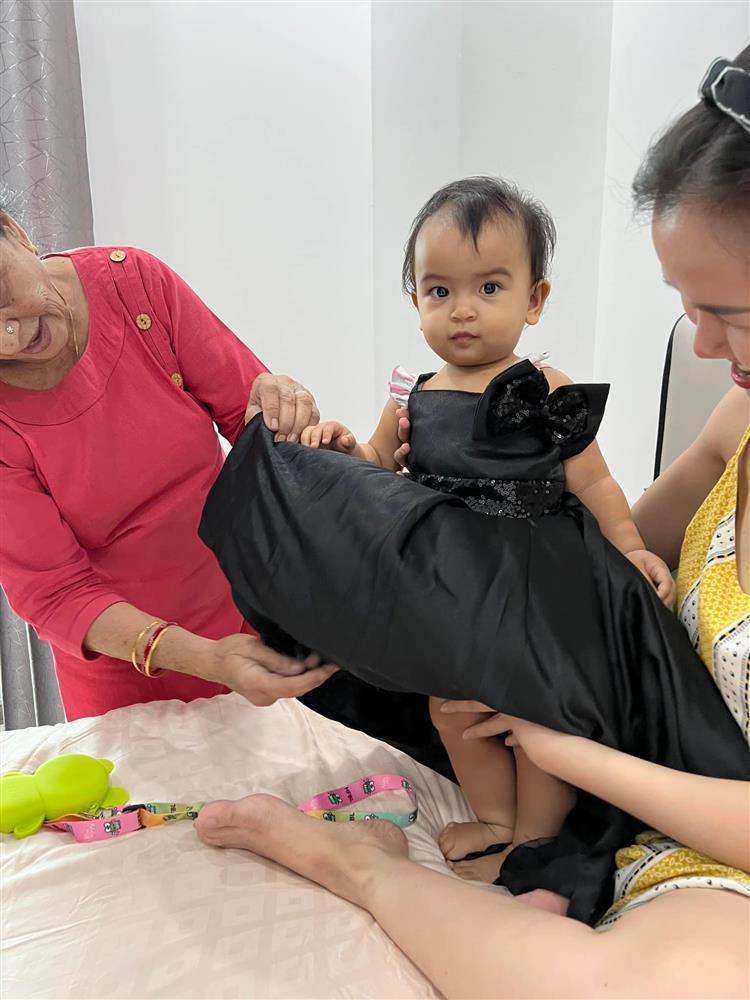 Ái nữ Võ Hạ Trâm thử váy bà nội Ấn Độ tặng, nhìn cưng xỉu-2