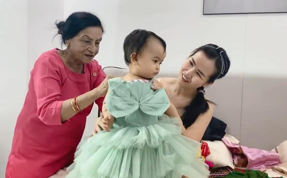 Ái nữ Võ Hạ Trâm thử váy bà nội Ấn Độ tặng, nhìn cưng xỉu-1