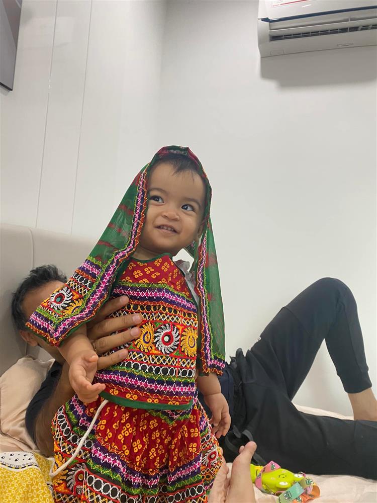 Ái nữ Võ Hạ Trâm thử váy bà nội Ấn Độ tặng, nhìn cưng xỉu-4