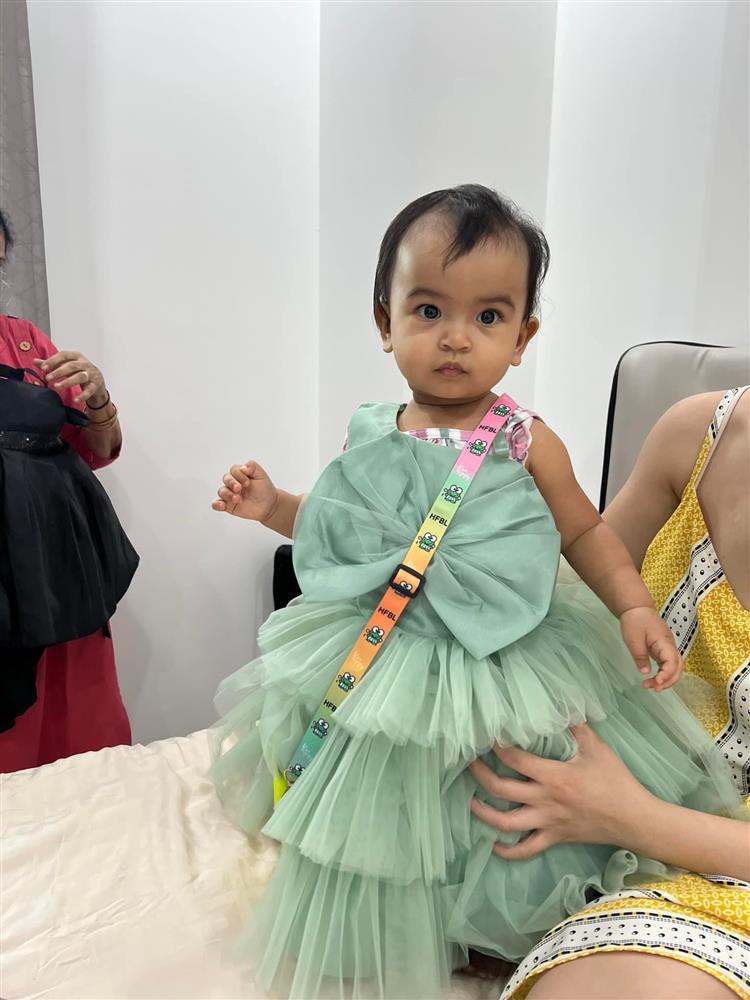 Ái nữ Võ Hạ Trâm thử váy bà nội Ấn Độ tặng, nhìn cưng xỉu-8