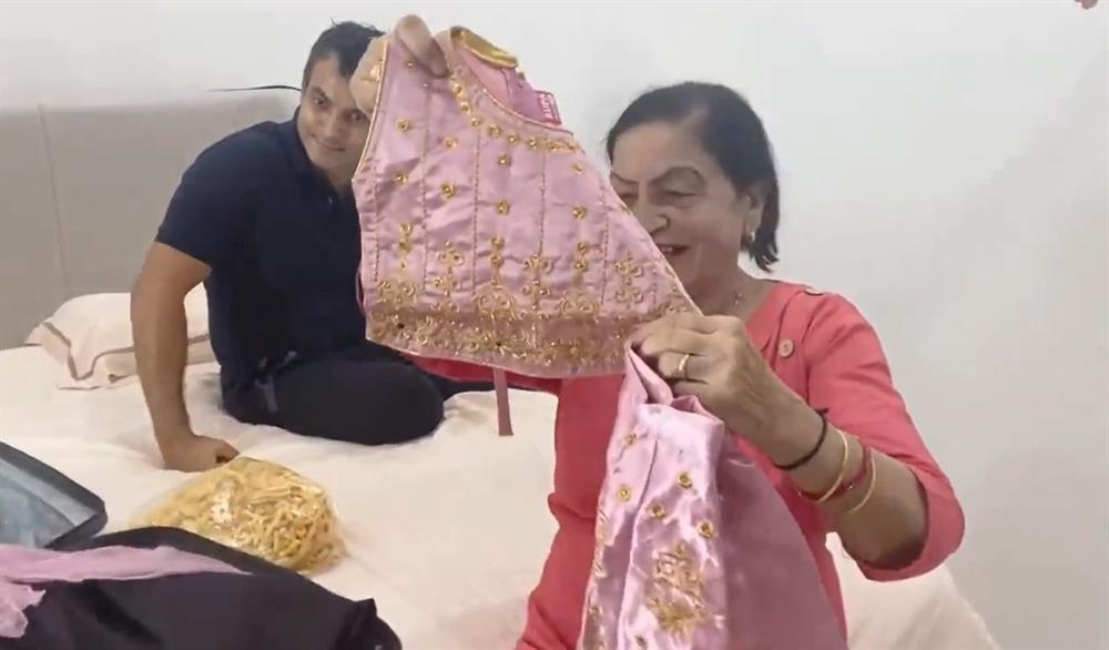 Ái nữ Võ Hạ Trâm thử váy bà nội Ấn Độ tặng, nhìn cưng xỉu-9