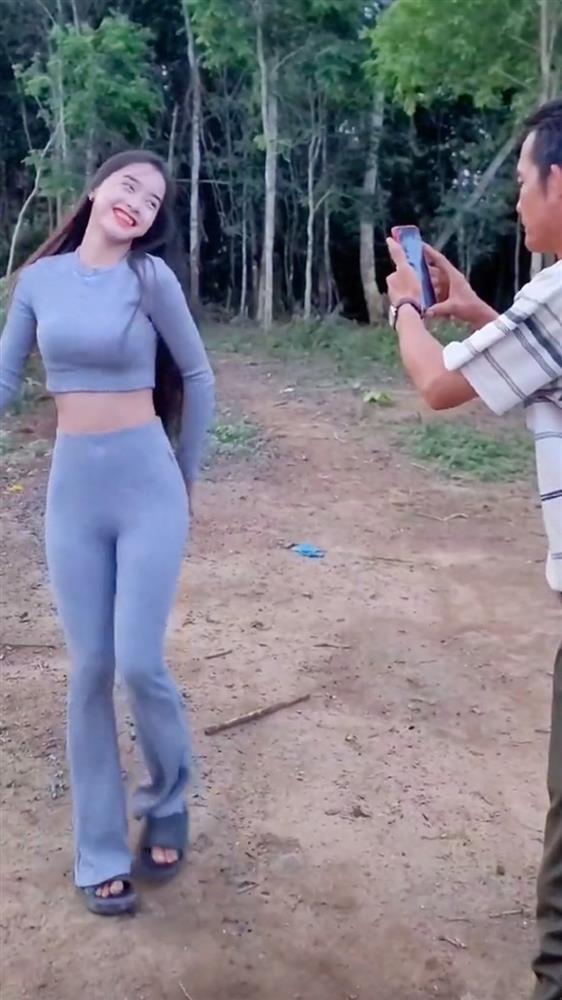 Thiếu nữ Ba Na mặc hở hang, nhảy sexy trước mặt bố-2