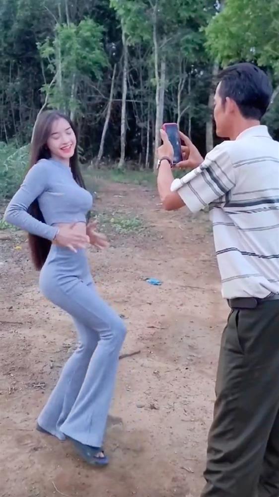 Thiếu nữ Ba Na mặc hở hang, nhảy sexy trước mặt bố-4