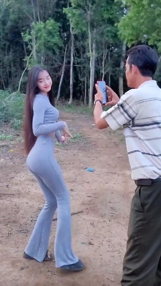 Thiếu nữ Ba Na mặc hở hang, nhảy sexy trước mặt bố-3