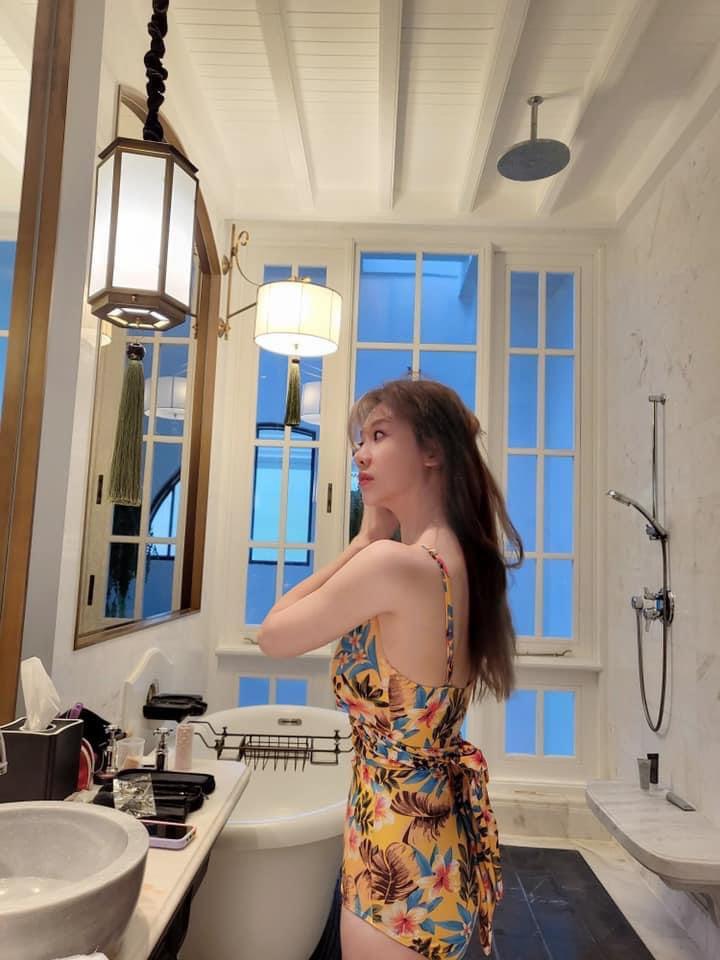 Bị chồng soi mặc hở, Hari Won diện bikini cũng che kín mít-1