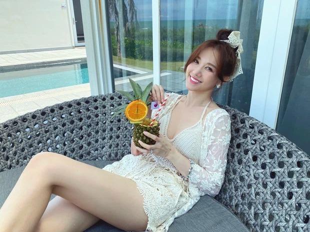 Bị chồng soi mặc hở, Hari Won diện bikini cũng che kín mít-6