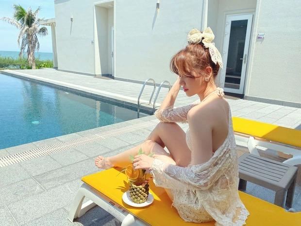 Bị chồng soi mặc hở, Hari Won diện bikini cũng che kín mít-7