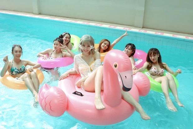 Bị chồng soi mặc hở, Hari Won diện bikini cũng che kín mít-10