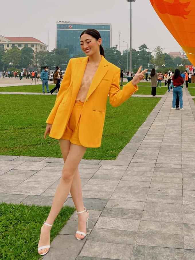 Diện chiếc áo hai dây gam màu nude phía trong blazer, nàng hậu Gen Z bị hiểu nhầm chỉ khoác áo hững hờ không nội y.