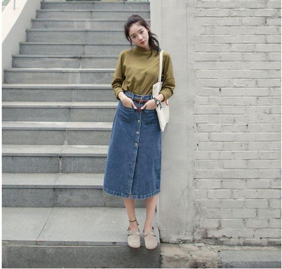 8 cách mix đồ hack tuổi với chân váy denim dài-3