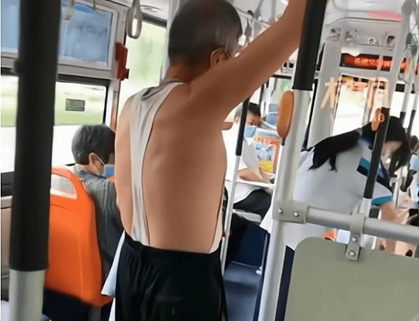 Mặc áo cắt xẻ quái dị trên xe buýt, ông chú không chút ngượng ngùng-1