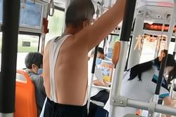 Mặc áo cắt xẻ 'quái dị' trên xe buýt, ông chú không chút ngượng ngùng