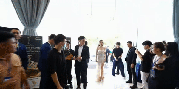 Á hậu Việt tụt váy, chỉnh sửa luôn trên thảm đỏ đang livestream-1