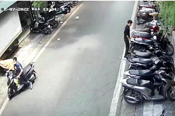 Bảo vệ mượn chìa khoá của khách để dắt xe đi gửi rồi... biến luôn-1