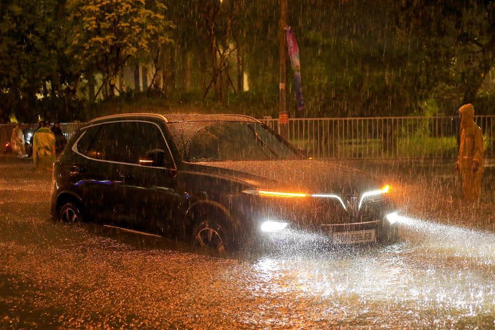 Mưa lớn giờ tan tầm, người đi đường vật lộn với nước ngập-1