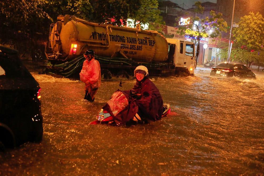 Mưa lớn giờ tan tầm, người đi đường vật lộn với nước ngập-2