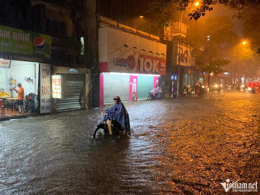 Mưa lớn giờ tan tầm, người đi đường vật lộn với nước ngập-4