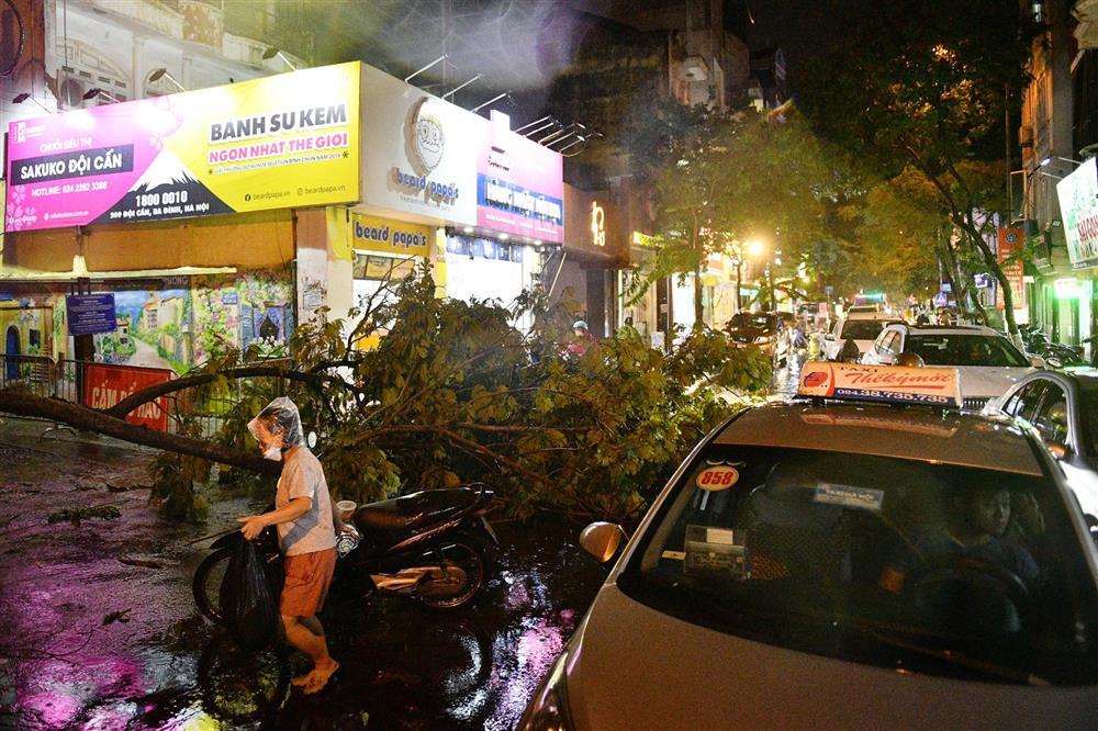 Mưa lớn giờ tan tầm, người đi đường vật lộn với nước ngập-7