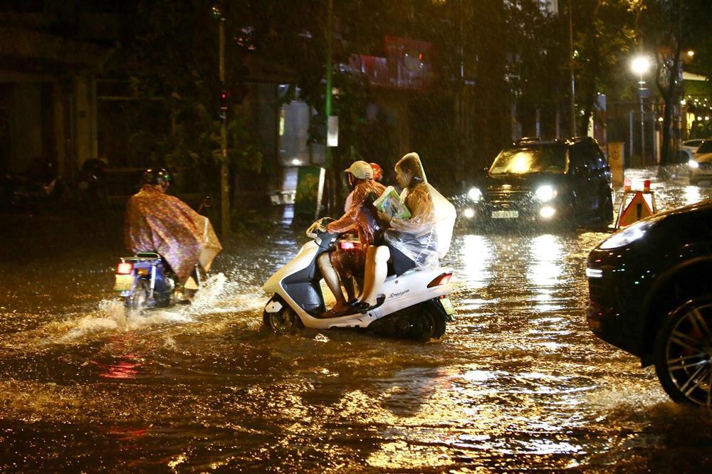 Mưa lớn giờ tan tầm, người đi đường vật lộn với nước ngập-8