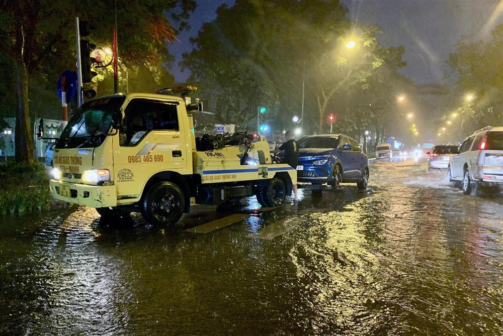 Mưa lớn giờ tan tầm, người đi đường vật lộn với nước ngập-9