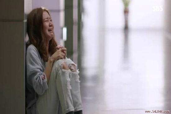 Mẹ chồng cũ mất không về viếng, hôm sau con dâu nghe tin rụng rời