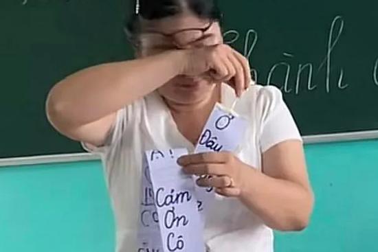 Cô giáo chủ nhiệm bật khóc vì món quà '1-0-2' của học sinh lớp 12