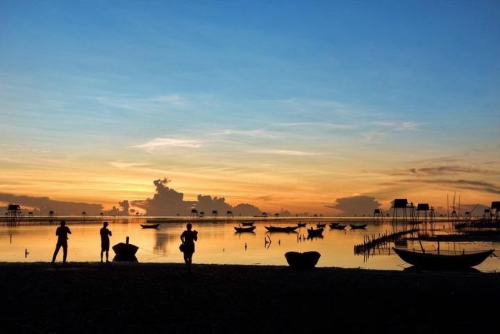 Bãi biển hoang sơ ở Thái Bình với những chòi canh ngao thơ mộng-2
