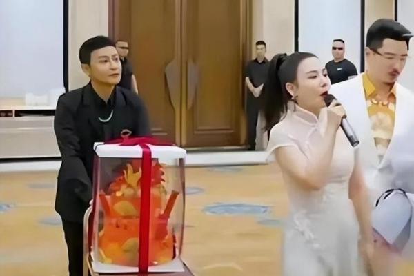 Mỹ nam Hoàn Châu Cách Cách làm lố cứu sự nghiệp hết thời, U52 vẫn trẻ đẹp khó tin-9