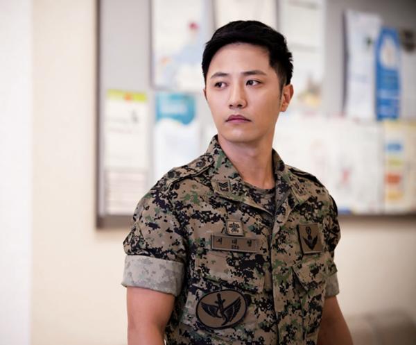 Nam phụ Hậu Duệ Mặt Trời sau 6 năm: Còn đâu nam thần cực phẩm ngày nào?-4