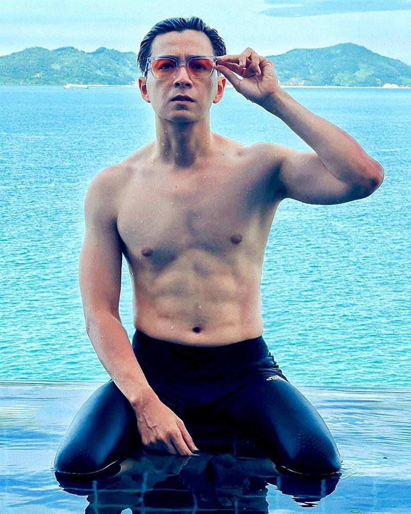 Ngô Kiến Huy khoe body mlem sau thời gian hốc hác héo mòn-1