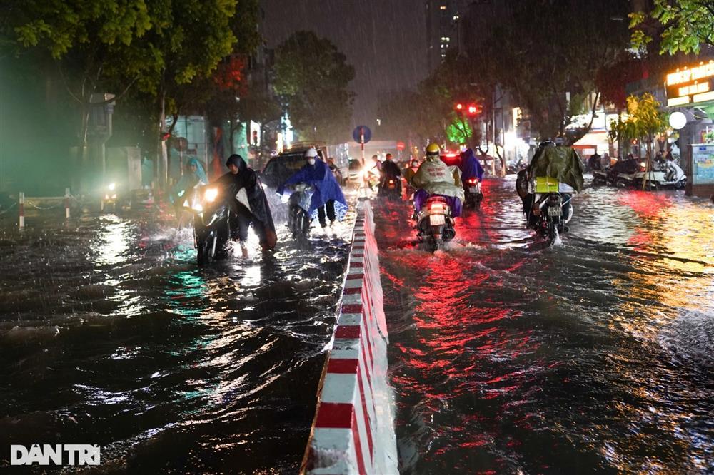 Cứ mưa là nước thối tràn vào nhà, dọn cả ngày không hết mùi cống-1