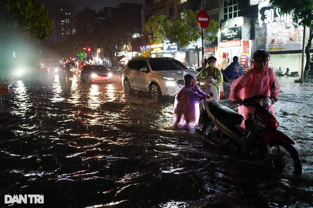 Cứ mưa là nước thối tràn vào nhà, dọn cả ngày không hết mùi cống-2
