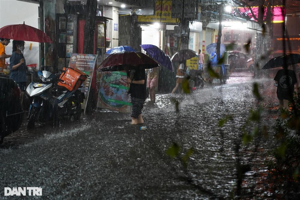 Cứ mưa là nước thối tràn vào nhà, dọn cả ngày không hết mùi cống-3