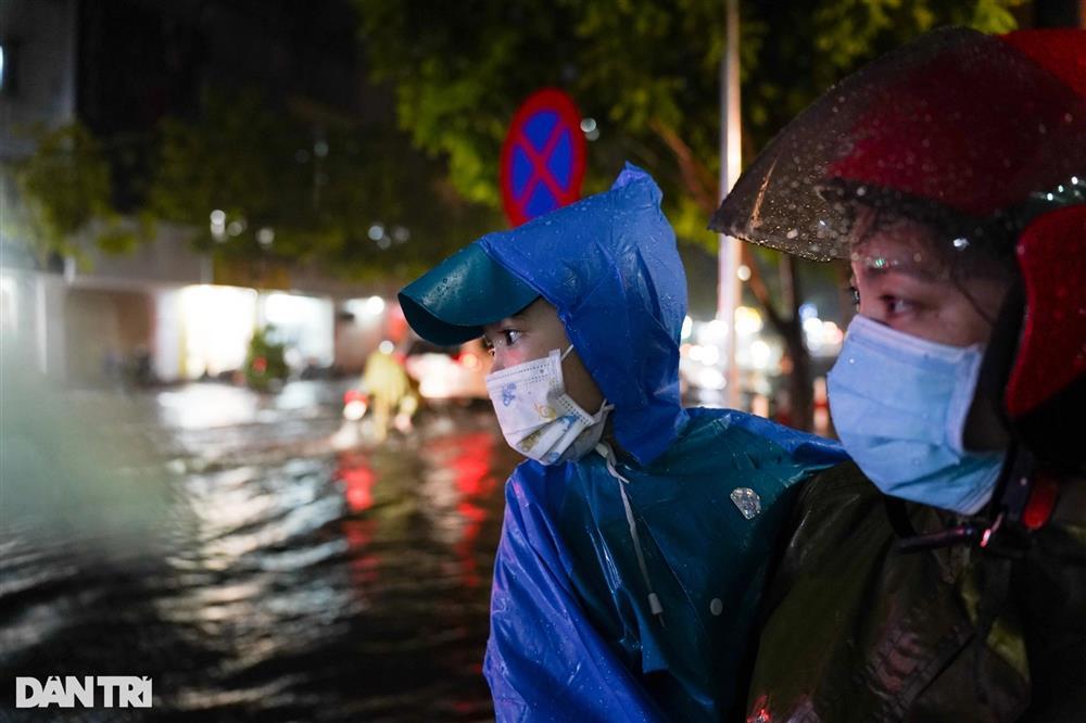 Cứ mưa là nước thối tràn vào nhà, dọn cả ngày không hết mùi cống-4