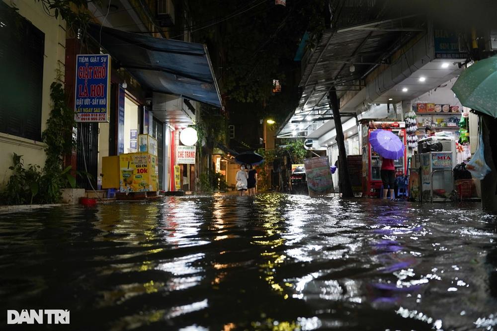 Cứ mưa là nước thối tràn vào nhà, dọn cả ngày không hết mùi cống-5
