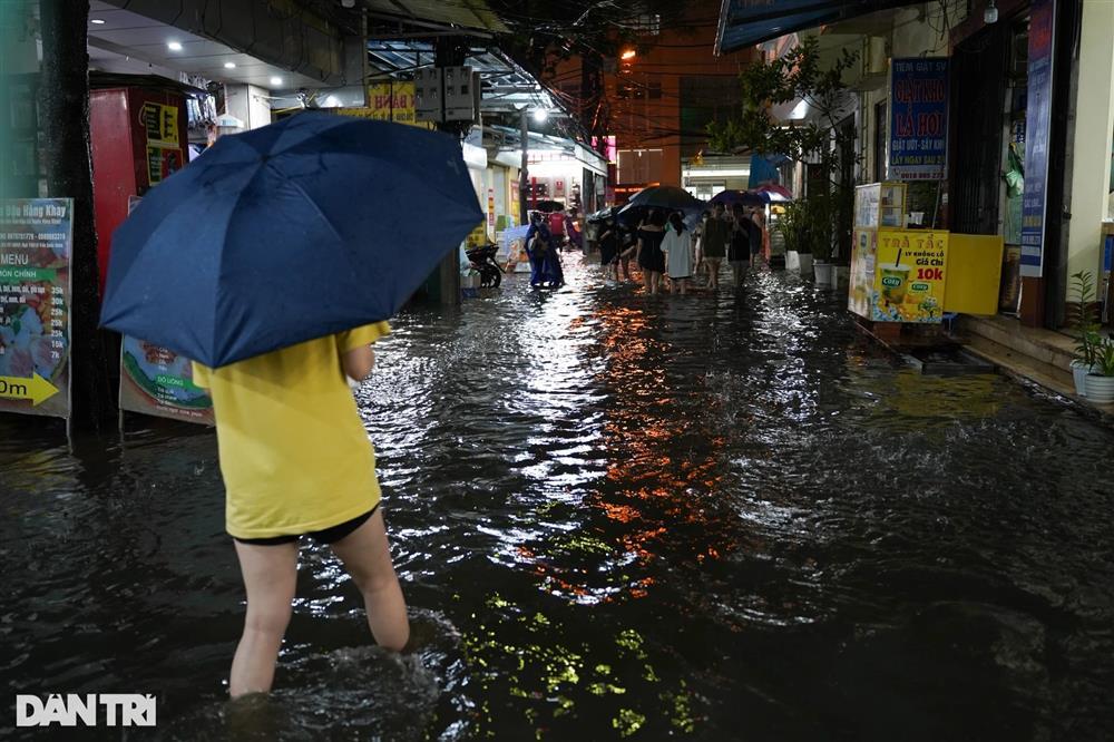 Cứ mưa là nước thối tràn vào nhà, dọn cả ngày không hết mùi cống-6