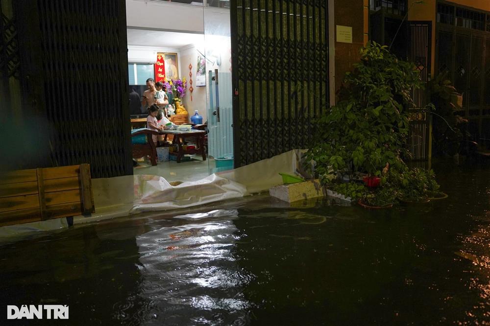 Cứ mưa là nước thối tràn vào nhà, dọn cả ngày không hết mùi cống-8