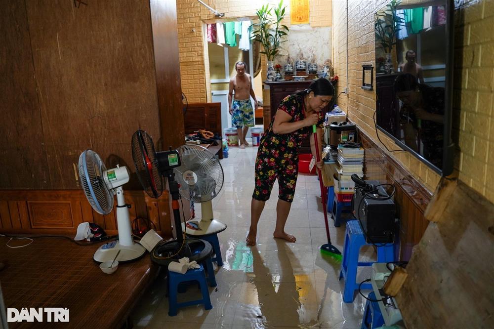 Cứ mưa là nước thối tràn vào nhà, dọn cả ngày không hết mùi cống-9