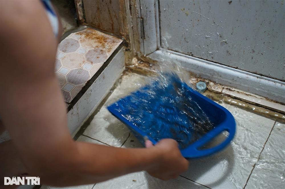 Cứ mưa là nước thối tràn vào nhà, dọn cả ngày không hết mùi cống-10